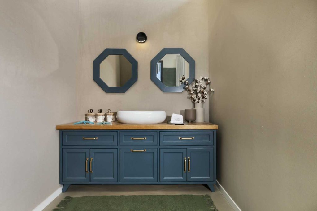 פרנצסקה בחדר אמבטיה
